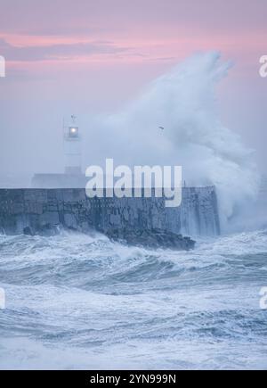 Tempesta Bert all'alba sulla spiaggia ovest del faro di Newhaven sulla costa orientale del Sussex, Inghilterra sud-orientale, Regno Unito Foto Stock
