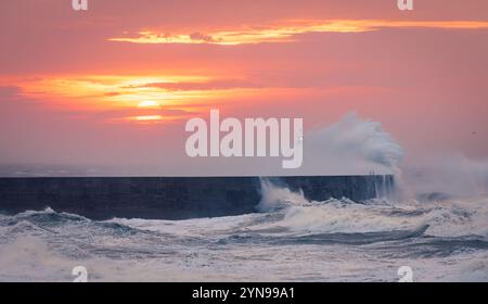Tempesta Bert all'alba sulla spiaggia ovest del faro di Newhaven sulla costa orientale del Sussex, Inghilterra sud-orientale, Regno Unito Foto Stock