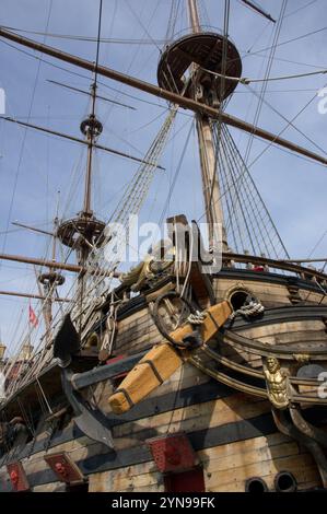 Replica del galeone del XVII secolo Nettuno a Genova, in Italia, costruita nel 1985 per il film Pirati di Roman Polanski. Foto Stock