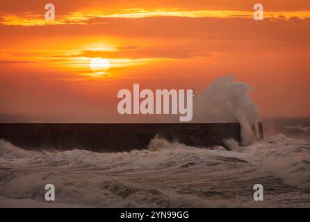 Tempesta Bert all'alba sulla spiaggia ovest del faro di Newhaven sulla costa orientale del Sussex, Inghilterra sud-orientale, Regno Unito Foto Stock