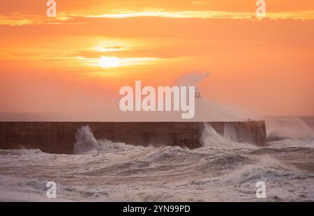 Tempesta Bert all'alba sulla spiaggia ovest del faro di Newhaven sulla costa orientale del Sussex, Inghilterra sud-orientale, Regno Unito Foto Stock