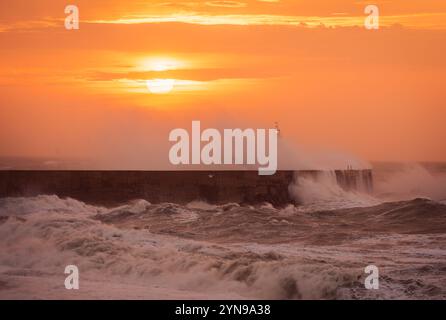 Tempesta Bert all'alba sulla spiaggia ovest del faro di Newhaven sulla costa orientale del Sussex, Inghilterra sud-orientale, Regno Unito Foto Stock