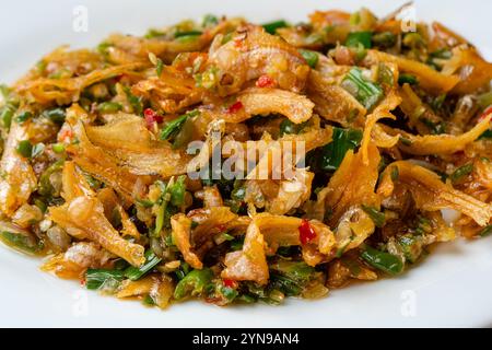 L'acciuga fritta cucinata con peperoncino verde o ikan teri cabe ijo è un cibo tradizionale proveniente dall'ovest di sumatra, Indonesia. Foto Stock