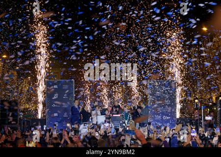 Parigi, Francia. 24 novembre 2024. Il presidente del Comitato Organizzatore per i Giochi Olimpici e Paralimpici di Parigi 2024 Tony Estanguet dà il via alle luci natalizie sugli Champs-Elysees il 24 novembre 2024 a Parigi, Francia. Gli Champs-Elysées brilleranno di mille luci dal 24 novembre 2024 al 6 gennaio 2025. Crediti: Bernard Menigault/Alamy Live News Foto Stock