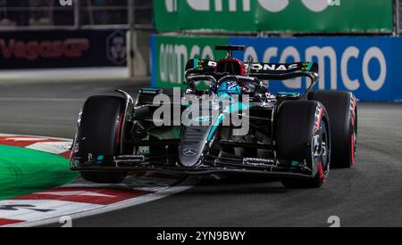 23 novembre 2024 Las Vegas NV, USA il pilota di Mercedes AMG Petronas Motorsport George Russell (63) del Team United Kingdom sulla pista durante la Formula 1 Heineken Sliver Las Vegas Grand Prix Race a Las Vegas, NV Thurman James/CSM Foto Stock