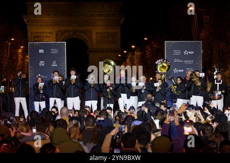 Parigi, Francia. 24 novembre 2024. Band'a Leo si esibisce durante la cerimonia delle luci di Natale sugli Champs-Elysees avenue il 24 novembre 2024 a Parigi, Francia. Gli Champs-Elysées brilleranno di mille luci dal 24 novembre 2024 al 6 gennaio 2025. Crediti: Bernard Menigault/Alamy Live News Foto Stock