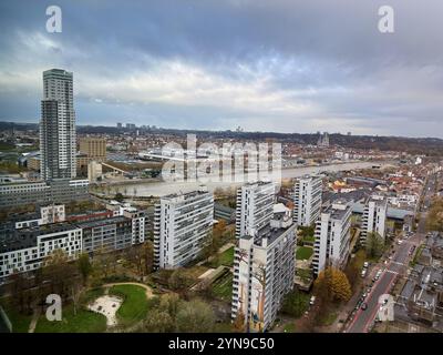 BRUXELLES, BELGIO - 22 NOVEMBRE 2024: Veduta aerea del canale di Bruxelles e del grande paesaggio dalla zona nord il 22 novembre 2024 a Bruxelles, bel Foto Stock