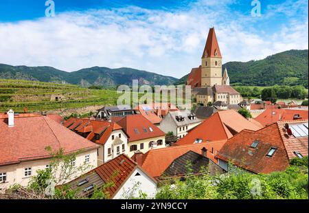 Il villaggio storico di Weissenkirchen si trova nella zona viticola, nel paesaggio della bassa Austria Foto Stock
