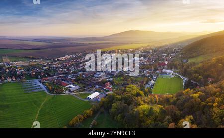 Tramonto con il sole sopra la bella vllage Smolenice in Slovacchia Foto Stock