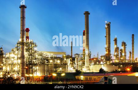 Zona industriale del petrolio e del gas, primo piano di oleodotti industriali di un impianto di raffineria di petrolio. Dettaglio della tubazione con valvole nella grande raffineria di petrolio. Foto Stock