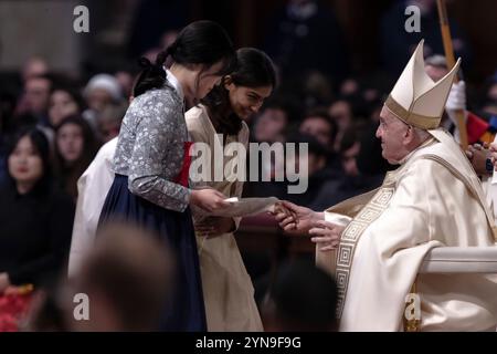 Città del vaticano, Vaticano, 24 novembre 2024. Papa Francesco presiede una messa in occasione della giornata della Gioventù nella Basilica di San Pietro in Vaticano. Foto Stock