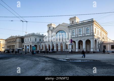 San Pietroburgo, Russia - 13 febbraio 2024: Hub di interscambio dei trasporti urbani. Stazione ferroviaria di Baltiysky, stazione della metropolitana di Baltiyskaya, trasporti pubblici Foto Stock