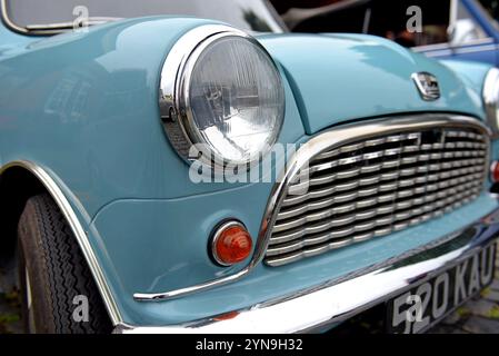 Parafango anteriore e faro della classica mini auto Austin Foto Stock