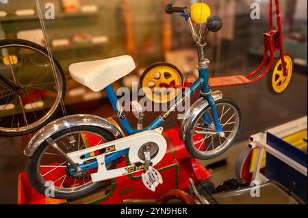 Londra, Inghilterra, dettaglio vecchi giocattoli per bambini bicicletta, vintage, in mostra all'interno del 'London Toy and Model Museum », giocattoli vecchio stile Foto Stock