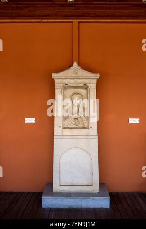 Selcuk, Smirne, Turchia - 5 luglio 2024: Il Museo Archeologico di Efeso a Selcuk, Smirne, dove è esposto il modello del Tempio di Artemide Foto Stock