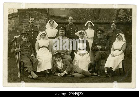 Cartolina originale e chiara dell'era WW1 di infermieri della prima Guerra Mondiale, feriti militari della prima Guerra Mondiale convalescenti in un ospedale - forse uno dei tanti piccoli ospedali allestiti a questo scopo durante la guerra. Possbibly queste sono le vittime della famigerata battaglia della somme iniziata il 1° luglio 1916. C'è un fanteria di fanteria leggera, davanti, e uomini rappresentati da diversi reggimenti, foto scattata nei terreni dell'ospedale, postata da Wakefield il 21 ottobre 1916, Wakefield, West Yorkshire, Regno Unito Foto Stock