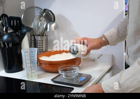 Le mani dell'uomo preparano il riso per preparare il sushi fatto in casa Foto Stock