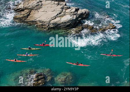 Kayak al largo di Port Isaac in Cornovaglia, Regno Unito. Foto Stock