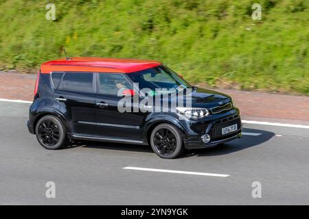 2016 Red Black KIA Soul CRDi Connect Plus SUV 5 dr, 1582 cc diesel station wagon in viaggio sull'autostrada M6, Regno Unito Foto Stock