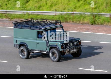 Land Rover Defender 2002 verde personalizzato 2495 cc 110 TDI Diesel 3 porte che viaggia sull'autostrada M6 Regno Unito Foto Stock