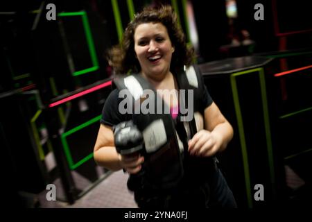 Fresno, California, Stati Uniti. Le ragazze giocano a laser tag in un parco divertimenti di Fresno durante un fine settimana fuori dal campus dal collegio per adolescenti obesi che frequentano. Foto Stock