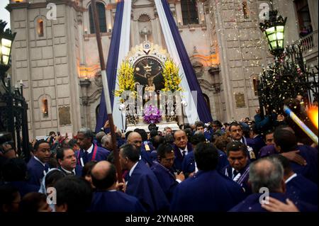 Processione del Signore dei Miracoli, senor de los Milagros, a Lima, Perù Foto Stock