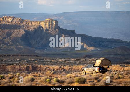 Un veicolo 4x4 allestito con tenda sul tetto in un punto remoto del lago Powell al tramonto, Arizona Foto Stock