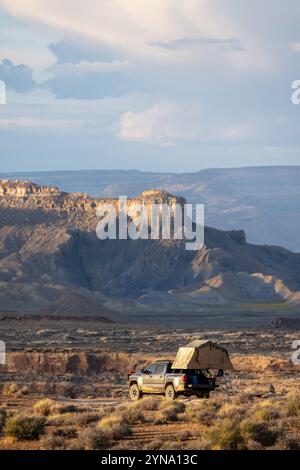 Un veicolo 4x4 allestito con tenda sul tetto in un punto remoto del lago Powell al tramonto, Arizona Foto Stock