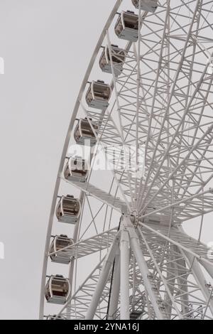 Primo piano di una moderna ruota panoramica contro un cielo nuvoloso. Foto Stock