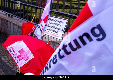 Lieber Bundesrat, SToppen Sie Lauterbachs Blindflug Deutschland, Berlino, 22.11.2024, Aktion gegen Krankenhausreform, Gesundheitsbündnisse übergeben Appell zur Krankenhausreform an den Bundesrat, Appell an den Bundesrat: Stoppen Sie Lauterbachs Blindflug Schicken Sie das KHVVVG zur Nachur Nachbesserung in den Bundesrat, Reform Â, Reform, Germania, appello contro la riforma del Consiglio federale della Sanità Bürgerhand, Germania, 14 14.2024, contro la riforma del Consiglio federale della Germania, appello contro la Germania, contro la riforma del governo federale della salute Bündnis, contro la Germania Foto Stock