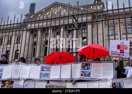 Lieber Bundesrat, SToppen Sie Lauterbachs Blindflug Deutschland, Berlino, 22.11.2024, Aktion gegen Krankenhausreform, Gesundheitsbündnisse übergeben Appell zur Krankenhausreform an den Bundesrat, Appell an den Bundesrat: Stoppen Sie Lauterbachs Blindflug Schicken Sie das KHVVVG Bündnis Bürgerhand Â 2024 Foto Stock