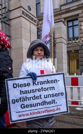 Lieber Bundesrat, SToppen Sie Lauterbachs Blindflug Deutschland, Berlino, 22.11.2024, Aktion gegen Krankenhausreform, Gesundheitsbündnisse übergeben Appell zur Krankenhausreform an den Bundesrat, Appell an den Bundesrat: Stoppen Sie Lauterbachs Blindflug Schicken Sie das KHVVVG zur Nachur Nachbesserung in den Bundesrat, Reform Â, Reform, Germania, appello contro la riforma del Consiglio federale della Sanità Bürgerhand, Germania, 14 14.2024, contro la riforma del Consiglio federale della Germania, appello contro la Germania, contro la riforma del governo federale della salute Bündnis, contro la Germania Foto Stock