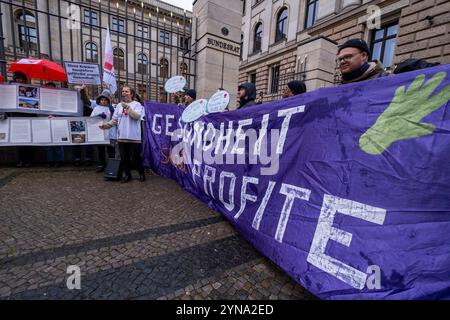 Lieber Bundesrat, SToppen Sie Lauterbachs Blindflug Deutschland, Berlino, 22.11.2024, Aktion gegen Krankenhausreform, Gesundheitsbündnisse übergeben Appell zur Krankenhausreform an den Bundesrat, Appell an den Bundesrat: Stoppen Sie Lauterbachs Bündnis Bürgerhand Â 2024 Foto Stock