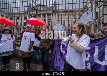 Lieber Bundesrat, SToppen Sie Lauterbachs Blindflug Deutschland, Berlino, 22.11.2024, Aktion gegen Krankenhausreform, Gesundheitsbündnisse übergeben Appell zur Krankenhausreform an den Bundesrat, Appell an den Bundesrat: Stoppen Sie Lauterbachs Bündnis Bürgerhand Â 2024 Foto Stock