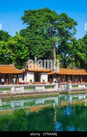 Vietnam, Hanoi, distretto di Dong da, Tempio della Letteratura, tempio confuciano fondato nell'XI secolo, piscina quadrata chiamata pozzo di chiarezza celeste Foto Stock