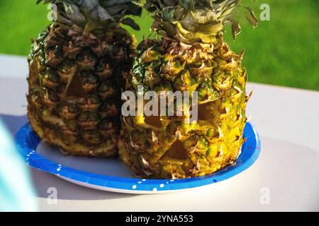 Divertente decorazione di Halloween con ananas intagliati per una festa Foto Stock