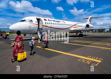 Papua nuova Guinea, Provincia delle Highlands Orientali, Goroka, aeroporto, imbarco su un volo Air Niugini Foto Stock