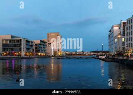 Passeggiata sul porto con casa di riposo Residenz Phoenixsee e passeggiata sul molo (a destra) sul lago Phoenix, Dortmund, Renania settentrionale-Vestfalia, Germania. Hafe Foto Stock