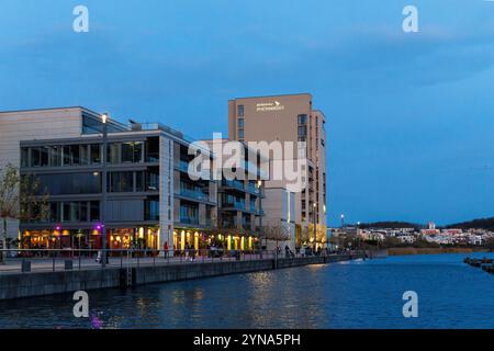 Passeggiata sul porto sul lago Phoenix con residenza Phoenixsee, Dortmund, Renania settentrionale-Vestfalia, Germania. Hafenpromenade am Phoenix-SEE m Foto Stock