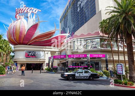 Las Vegas, USA - 18 aprile 2012: L'iconica mostra di piume sopra l'ingresso del famoso Flamingo Hotel and Casino, il più antico hotel della Strip, Foto Stock