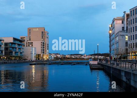 Passeggiata sul porto sul lago Phoenix con residenza Phoenixsee, Dortmund, Renania settentrionale-Vestfalia, Germania. Hafenpromenade am Phoenix-SEE m Foto Stock