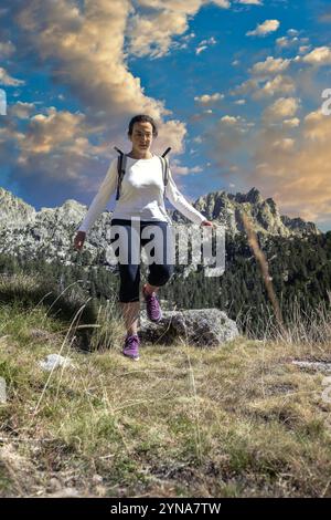 Femmina di mezza età turista spagnolo a piedi dalla montagna spagnola dei Pirenei durante il giorno di sole Foto Stock