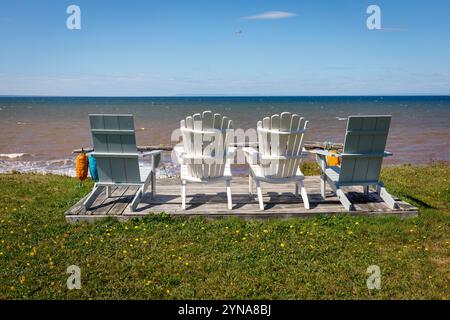 Canada, provincia del nuovo Brunswick, costa acadiana, Pokeshaw, mare con sedie Adirondack Foto Stock