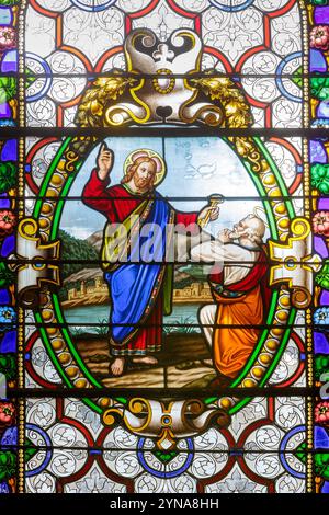 Francia, Meurthe et Moselle, Bremenil, chiesa della Natività della Vergine, costruita nel 1715, ampliata nel 1772, la chiesa fu gravemente danneggiata durante la prima guerra mondiale, la ricostruzione fu effettuata dall'architetto Georges Biet di Nancy, vetrate realizzate dai vetrai Bertin e Najean di Nancy all'inizio del XX secolo raffiguranti Gesù Cristo che dava due chiavi a san Pietro, una dorata per la salvezza delle anime, una argento per entrare in Paradiso Foto Stock