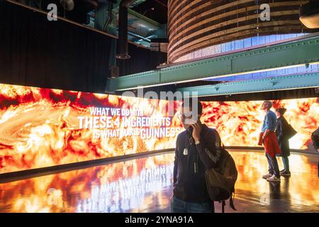 Irlanda, provincia di Leinster, Dublino, Guiness Storehouse, museo del birrificio Foto Stock