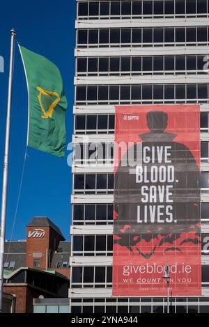 Irlanda, provincia di Leinster, Dublino, Liberty Hall Theatre, poster donazione di sangue con la silhouette di Dracula Foto Stock