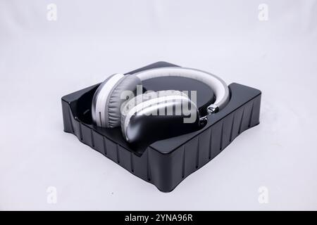 Cuffie wireless moderne presentate nella confezione, pronte per la vendita o l'uso Foto Stock