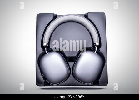 Cuffie wireless moderne presentate nella confezione, pronte per la vendita o l'uso Foto Stock