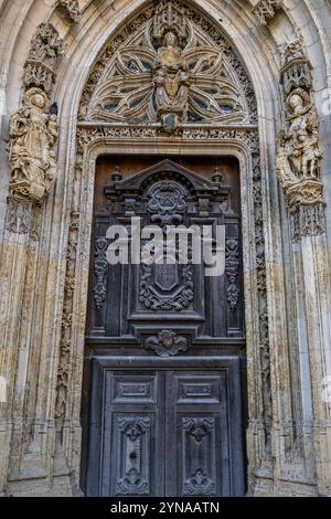 Francia, somme, Abbeville, Collégiale Saint-Vulfran d'Abbeville - Heritage Days. La chiesa collegiata fu costruita alla fine del XV secolo (1488), sul fondo di una valle paludosa vicino ad un ramo della somme. La navata fu costruita tra il 1488 e il 1539, e il coro tra il 1661 e il 16631. Ha un orientamento particolare: La facciata non si apre a ovest, ma a nord. Un'epoca di prosperità ha permesso di creare il magnifico e sgargiante arredamento gotico della chiesa. Foto Stock