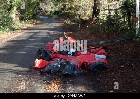 Farnham Common, Regno Unito. 25 novembre 2024. Volo illegale su una strada di campagna a Farnham Common, Buckinghamshire. Chiunque sia stato giudicato colpevole di fly-tipping nel Buckinghamshire nows deve pagare una multa fino a 1.000 sterline. Crediti: Maureen McLean/Alamy Live News Foto Stock